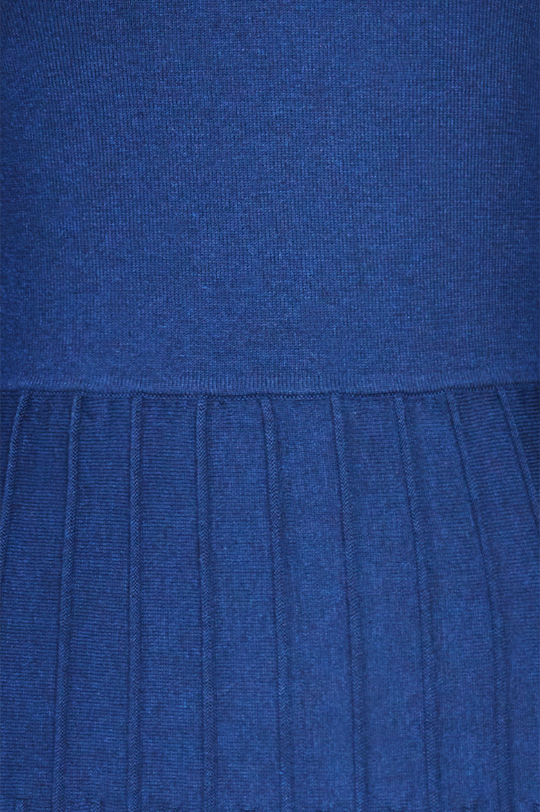 Tailliertes Kleid mit kunstvollen Strickmustern - Bild 4