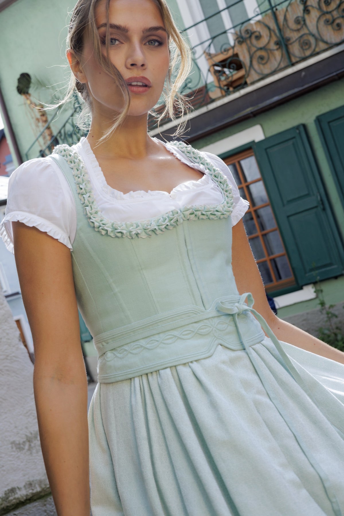 Gössl SS26 Lookbook — Mint Klassik Dirndl mit Münchner Dirndlbluse