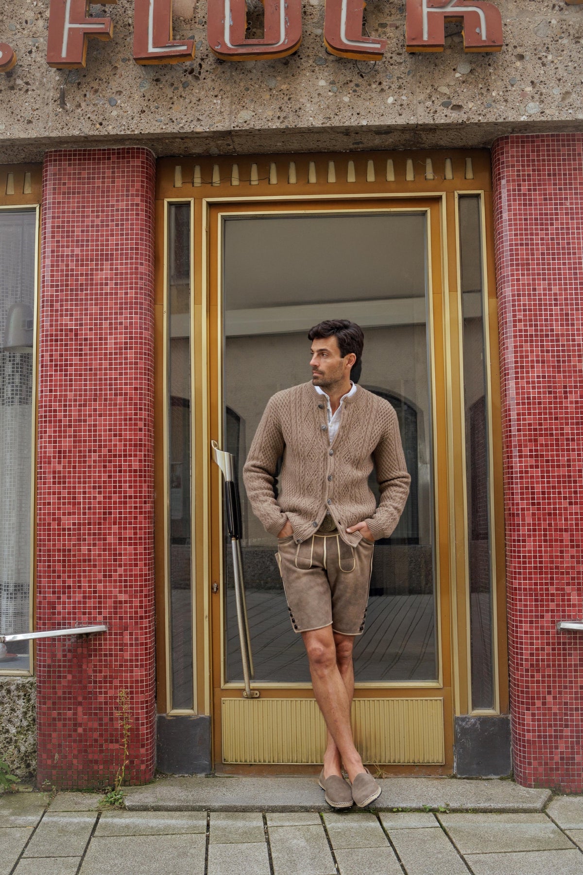 Gössl SS26 Lookbook — Traditionelle Strickjacke mit Lederhose